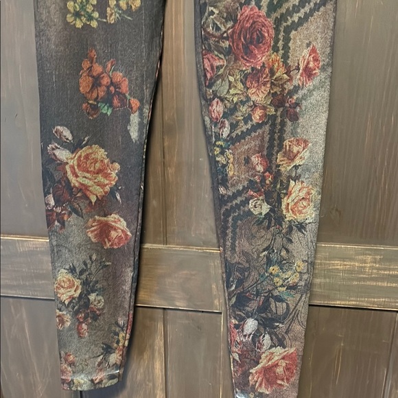 Floral Patterned Leggings - Picture 4 of 6